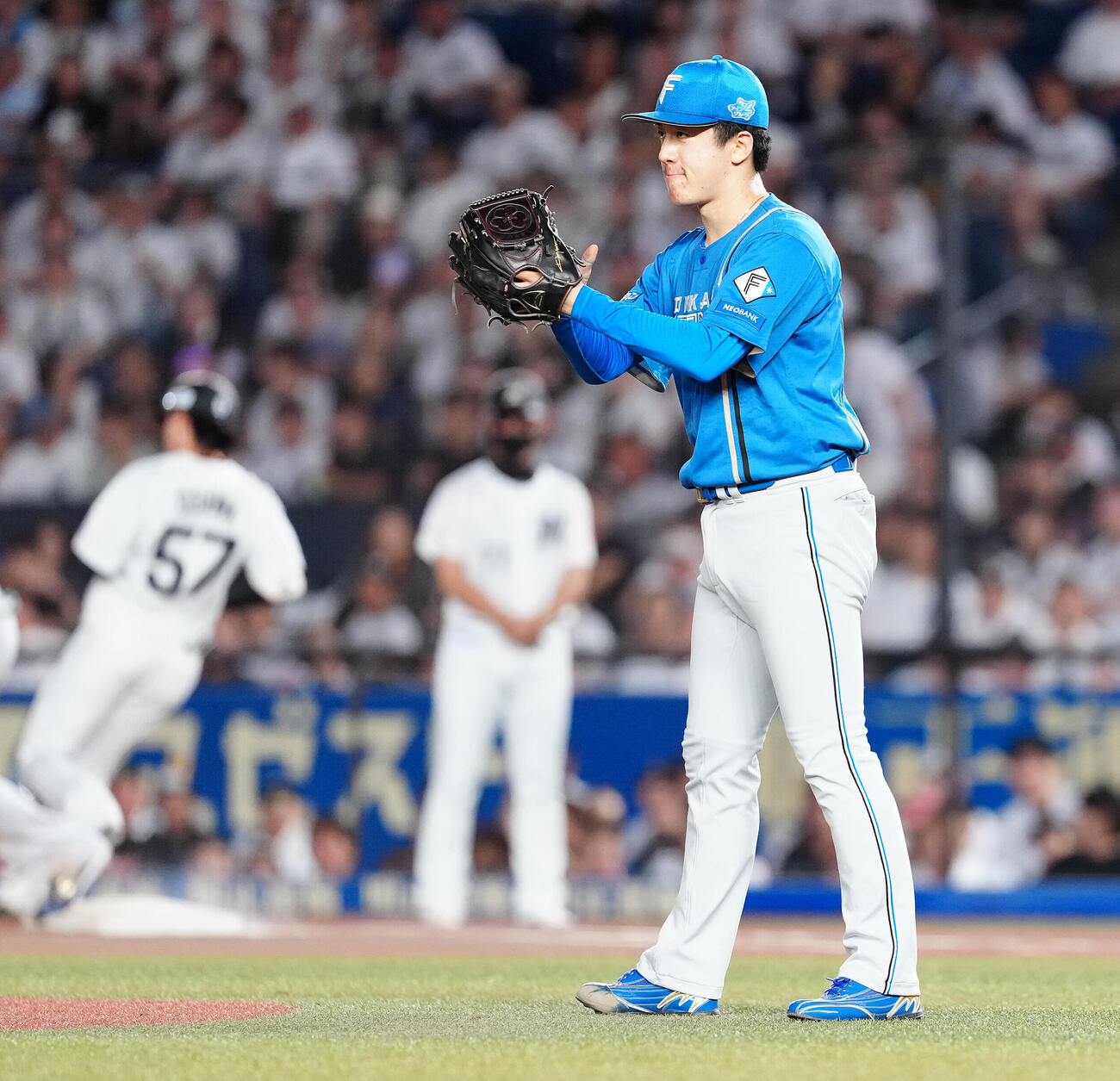 ロッテ対日本ハム　7回裏ロッテ1死、小川龍成を三ゴロに仕留め、グラブをたたく北山亘基（撮影・鈴木みどり）