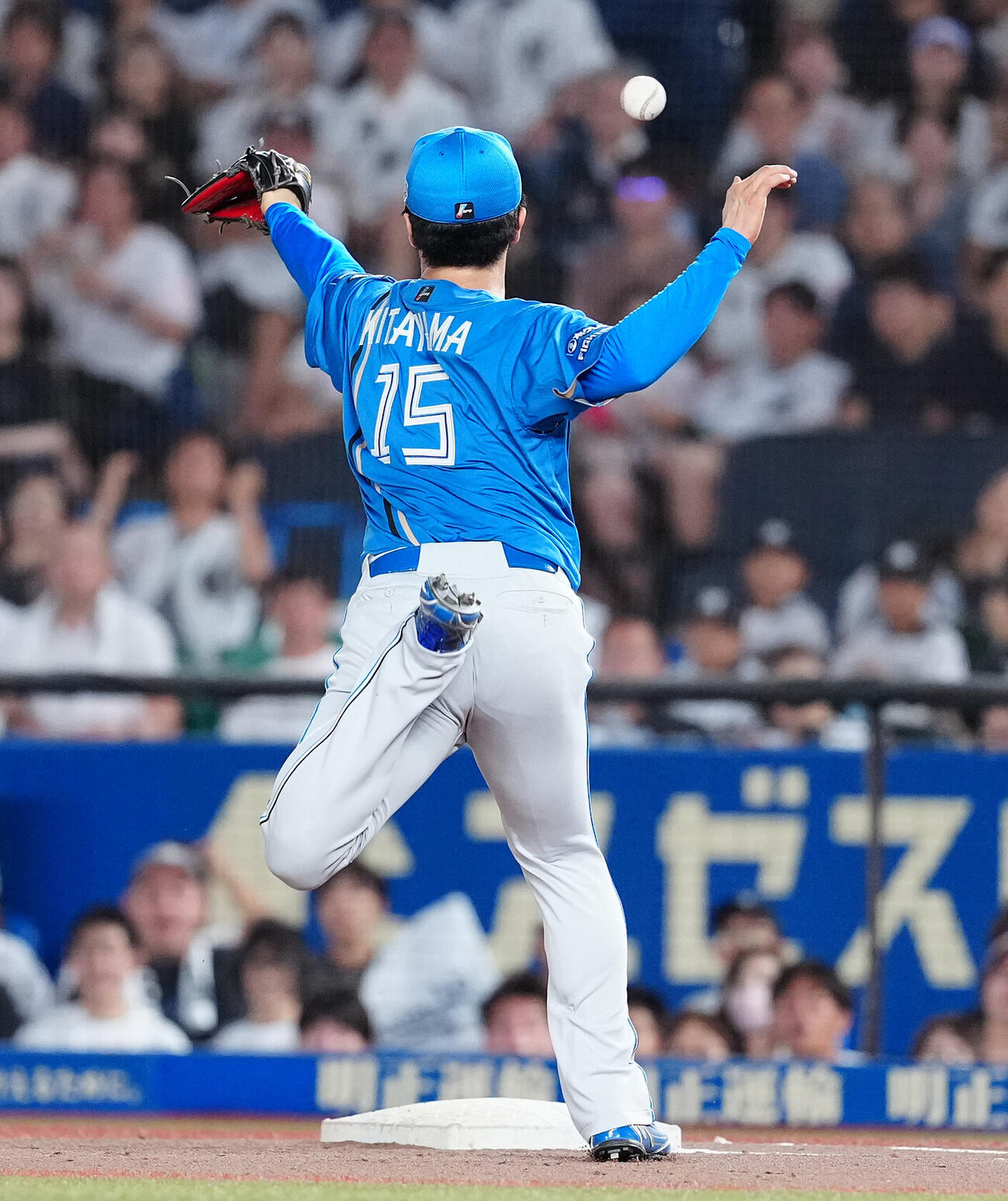 ロッテ対日本ハム　5回裏ロッテ2死、一塁カバーに入った北山亘基は一塁手清宮幸太郎からの送球を捕れず、打者山本大斗に二塁進塁を許す（撮影・鈴木みどり）
