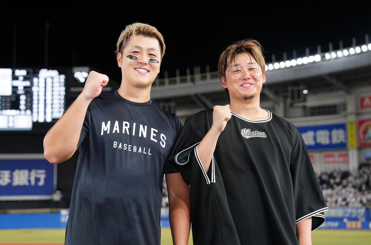 ロッテ対日本ハム　ヒーローインタビューを終え笑顔で写真に納まるロッテ山口航輝（左）と鈴木昭汰（撮影・鈴木みどり）