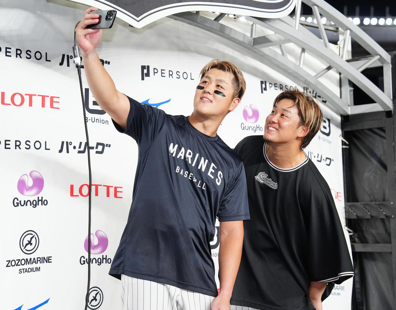 ロッテ対日本ハム　ヒーローインタビューを終え自撮りするロッテ山口航輝（左）と鈴木昭汰（撮影・鈴木みどり）