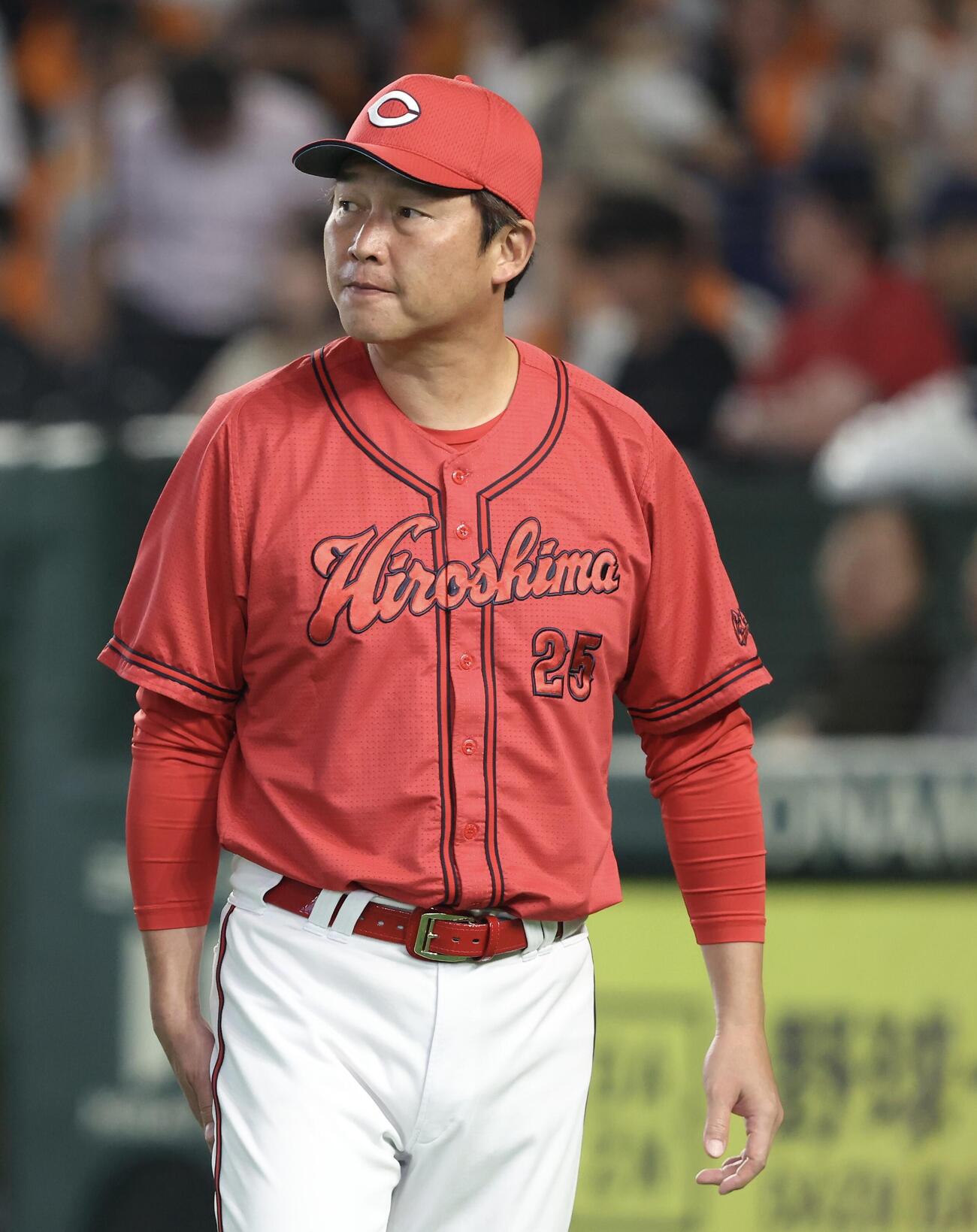 巨人対広島　8回表を終え選手交代を告げる新井貴浩監督（撮影・河田真司）
