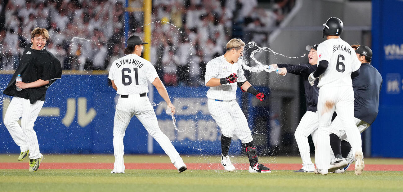 ロッテ対日本ハム　10回裏ロッテ無死一、二塁、サヨナラの適時二塁打を放った山口航輝（中央）はナインから手洗い祝福を受ける（撮影・鈴木みどり）