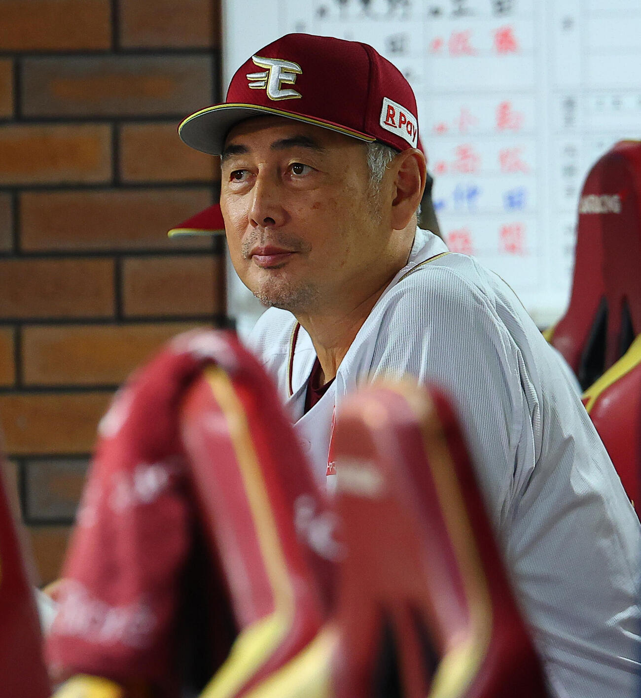 楽天対西武　ベンチに座る楽天吉井理人監督（撮影・野上伸悟）