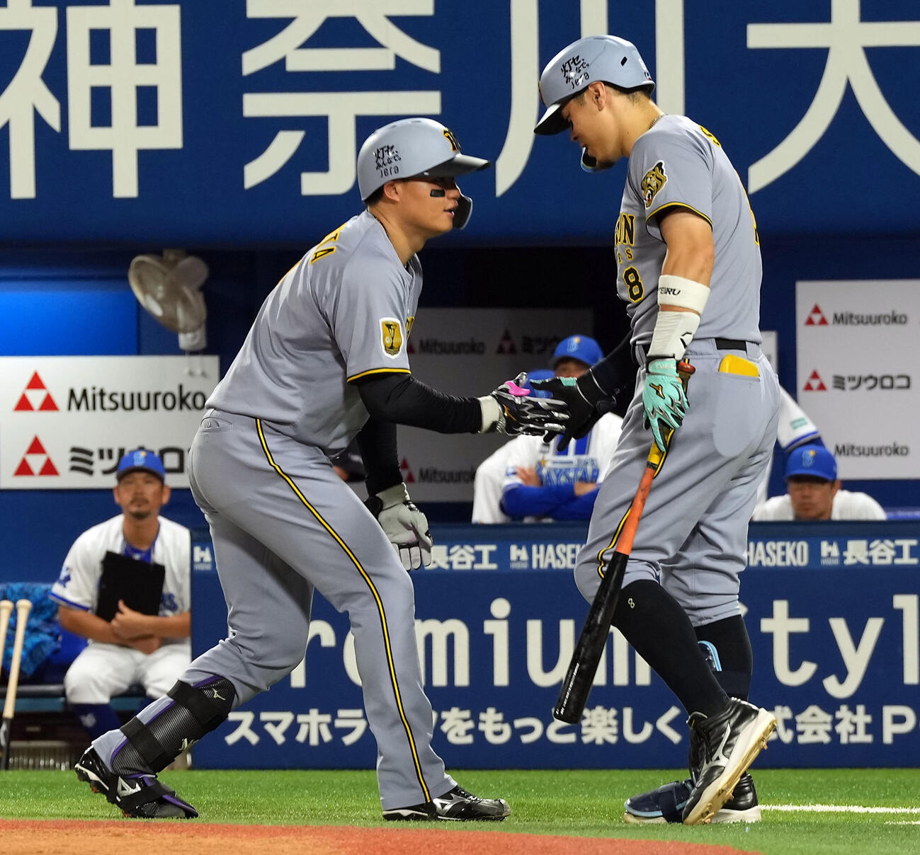 DeNA対阪神　4回表阪神1死、同点のソロ本塁打を放ち佐藤輝明とタッチを交わす森下翔太（撮影・たえ見朱実）