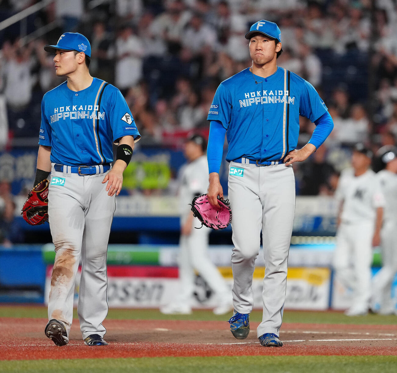ロッテ対日本ハム　10回裏ロッテ無死一、二塁、山口航輝にサヨナラ打を浴び、浮かない表情でベンチへ引き揚げる清宮虎多朗（右）と清宮幸太郎（撮影・鈴木みどり）
