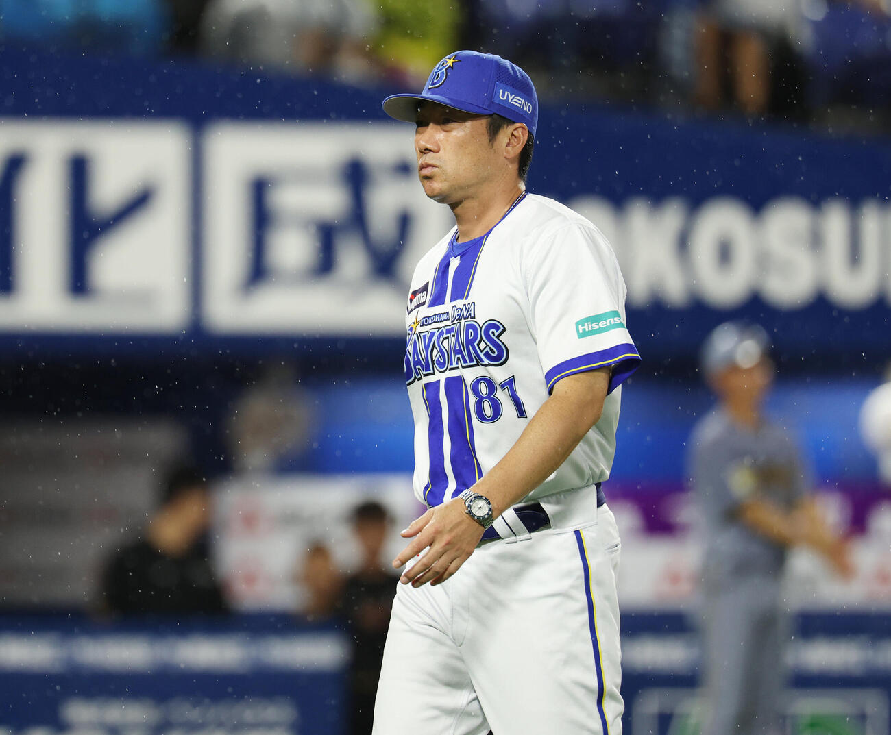 DeNA対阪神　阪神に敗れ引き揚げるDeNA相川亮二監督（撮影・宮地輝）