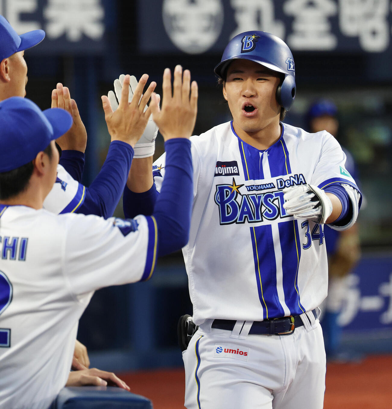 DeNA対阪神　2回裏DeNA1死、本塁打を放ちチームメートとタッチを交わす宮下朝陽（撮影・宮地輝）