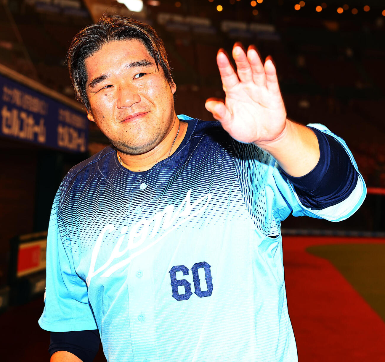 楽天対西武　代打満塁本塁打の西武中村剛也は、ヒーローインタビューを終えファンの声援に応える（撮影・野上伸悟）