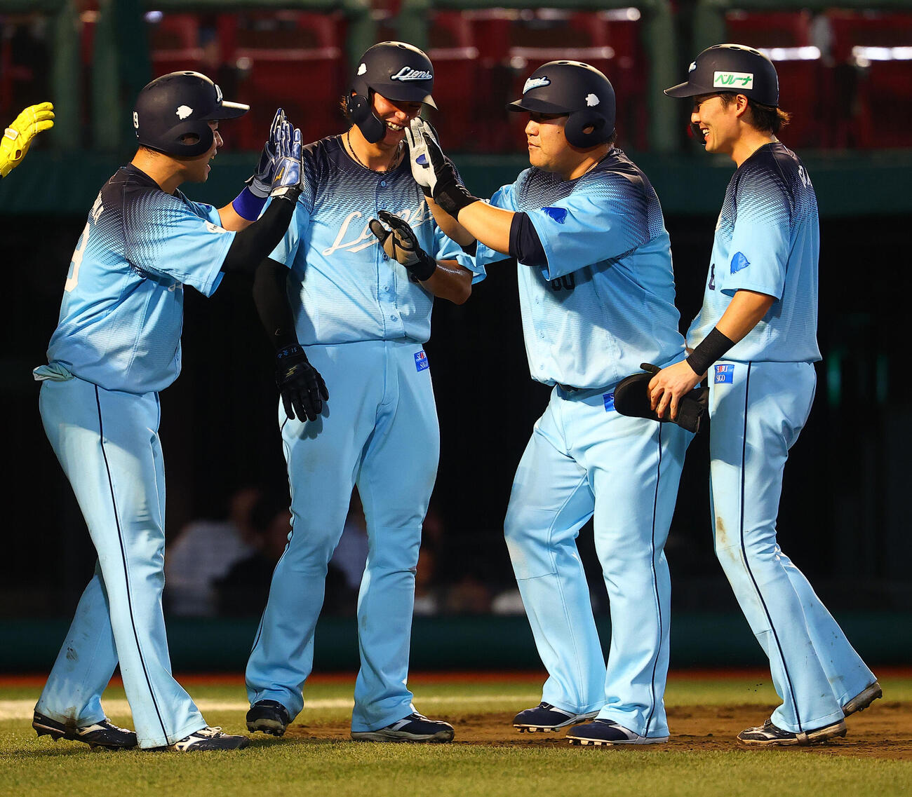 楽天対西武　11回表西武2死満塁、代打で満塁本塁打を放ち、走者3人に迎えられる中村剛也（右から2人目）（撮影・野上伸悟）