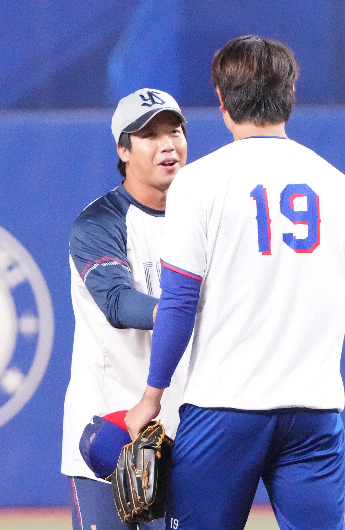 中日対ヤクルト　試合前、一軍に合流した山田哲人（左）は中日高橋宏斗と言葉を交わす（撮影・森本幸一）