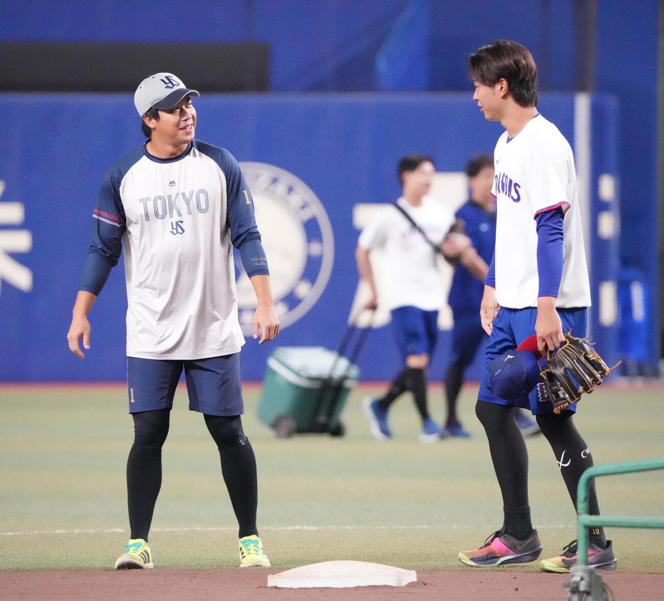 中日対ヤクルト　試合前、一軍に合流した山田哲人（左）は中日高橋宏斗と言葉を交わす（撮影・森本幸一）