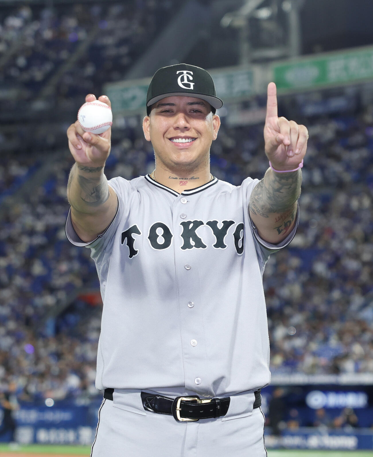 8月20日、来日初勝利し笑顔でポーズを決める巨人マタ