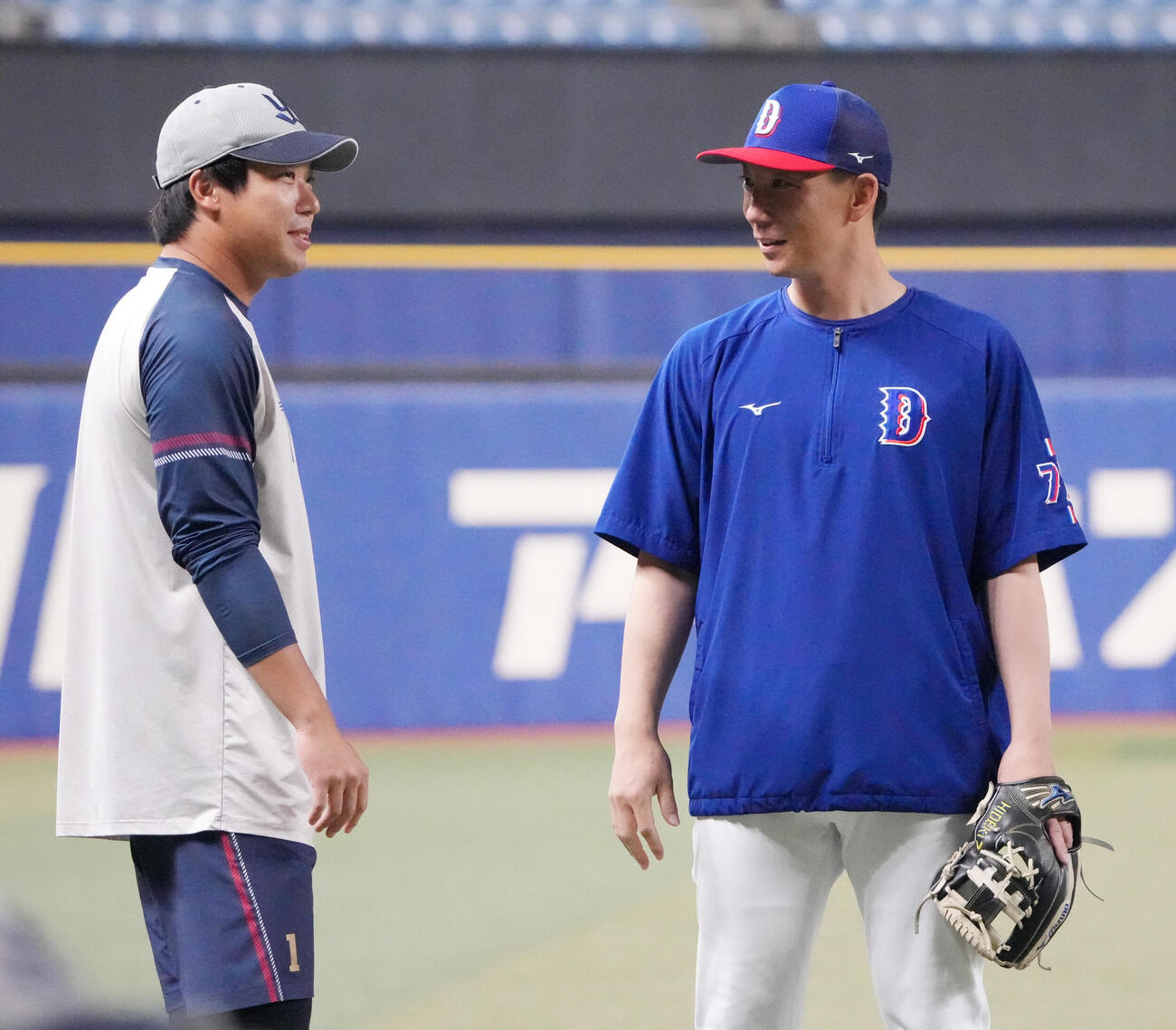 試合前、1軍に合流した山田哲人（左）は中日の嶋基宏ヘッドコーチと言葉を交わす（撮影・森本幸一）