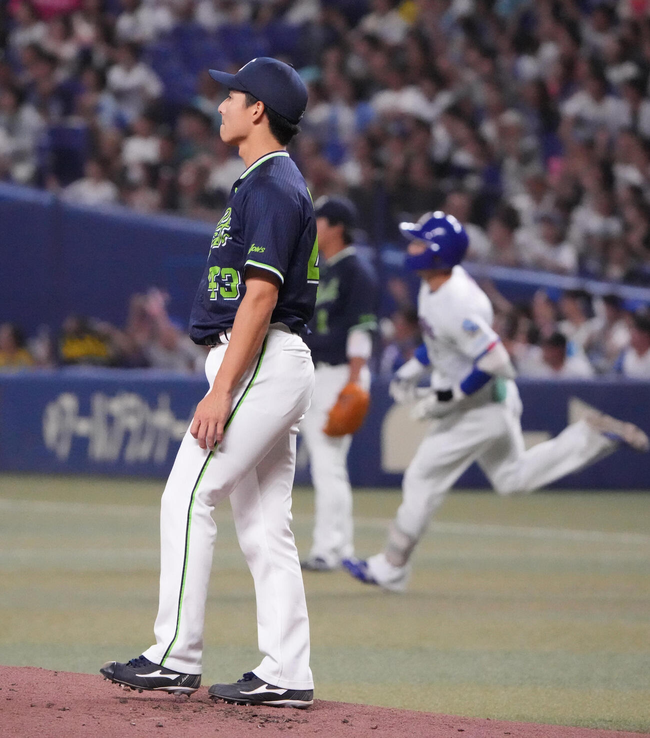 中日対ヤクルト　1回裏中日無死、増居翔太（左）は福永裕基に本塁打を打たれる（撮影・森本幸一）
