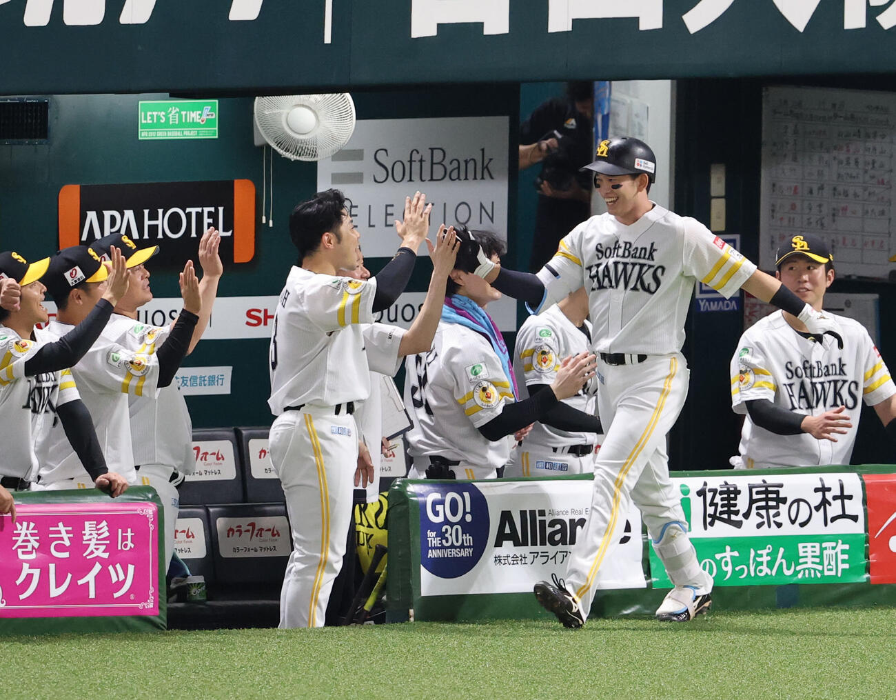 ソフトバンク対オリックス　1回裏ソフトバンク2死、栗原陵矢は右越えに本塁打を放ち近藤健介とハイタッチ（撮影・梅根麻紀）