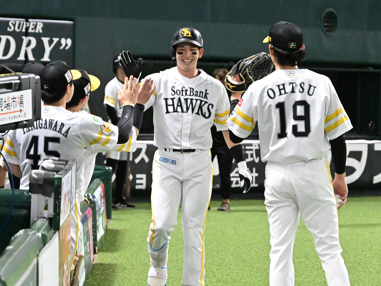 ソフトバンク対オリックス　1回裏ソフトバンク2死、栗原陵矢（中央）は本塁打を放ちナインとタッチを交わす（撮影・林敢治）