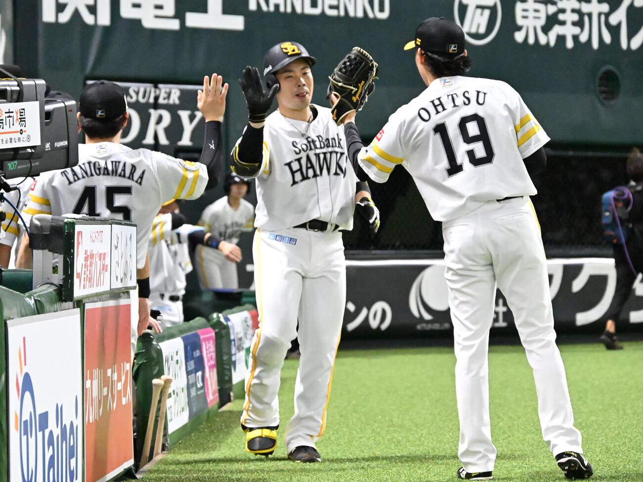 ソフトバンク対オリックス　1回裏ソフトバンク2死、近藤健介（中央）は先制本塁打を放ちナインから祝福を受ける（撮影・林敢治）