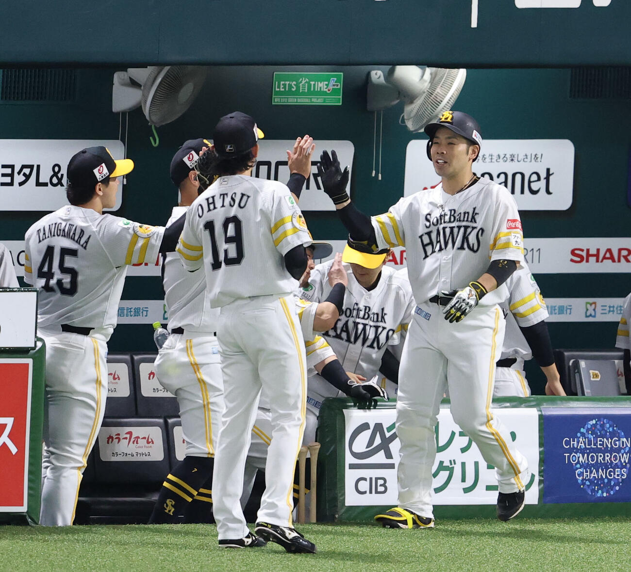 ソフトバンク対オリックス　1回裏ソフトバンク2死、近藤健介は右越えに先制本塁打を放ち大津亮介とハイタッチ（撮影・梅根麻紀）