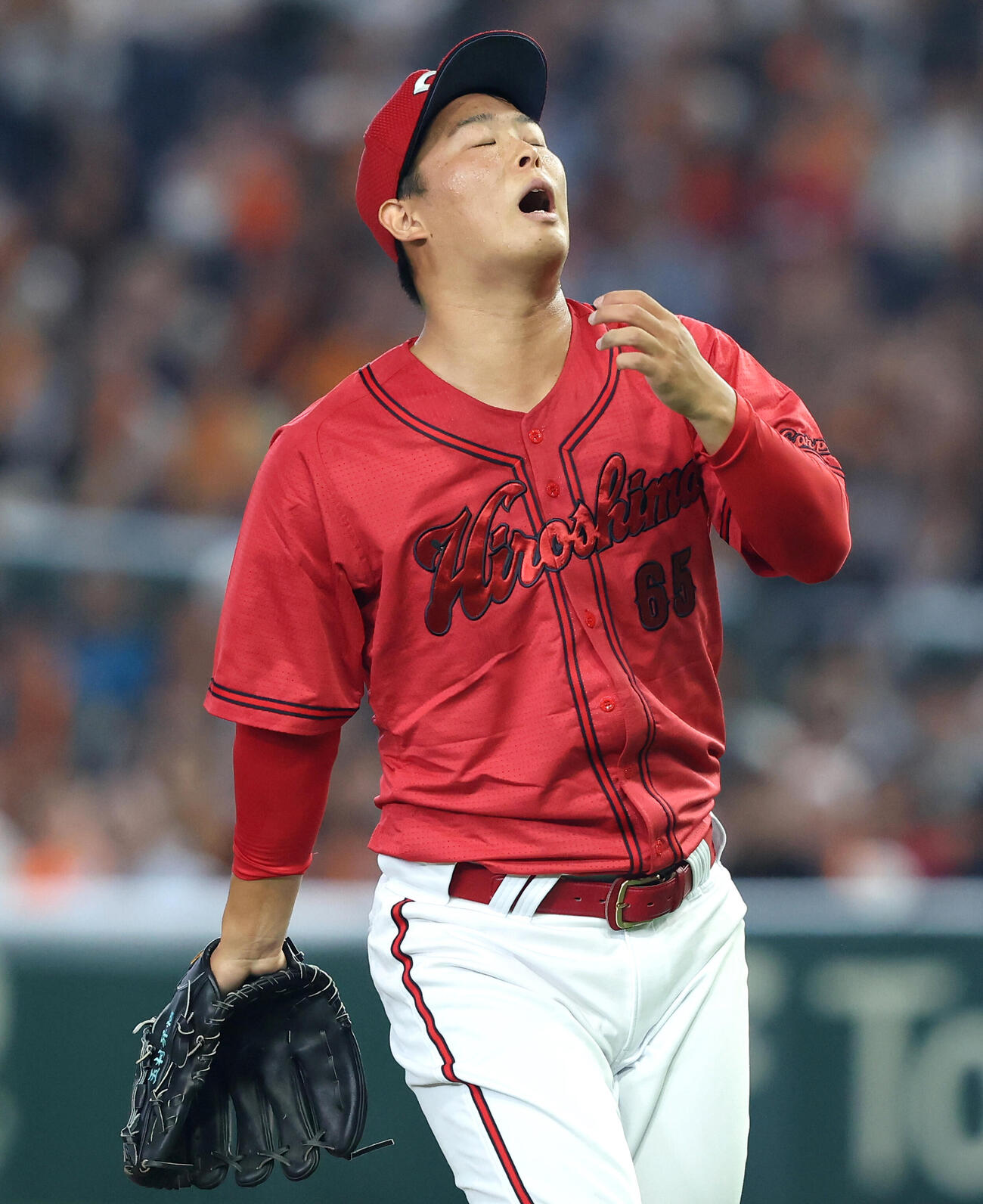 巨人対広島　4回裏巨人2死、坂本勇人に四球を与える玉村昇悟（撮影・河田真司）