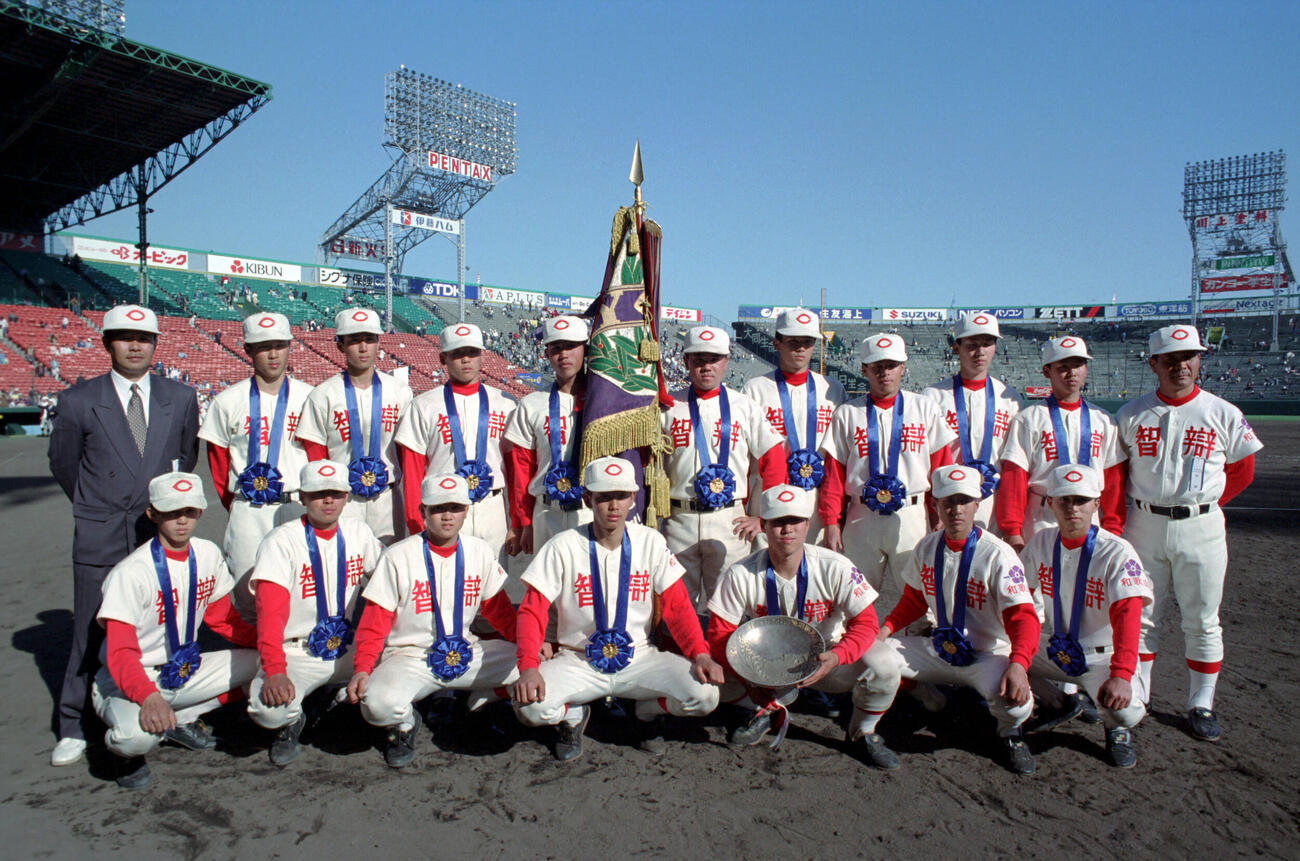 94年、第66回センバツ高校野球　優勝勝し、記念撮影する智弁和歌山ナイン。後列右端は高嶋仁監督