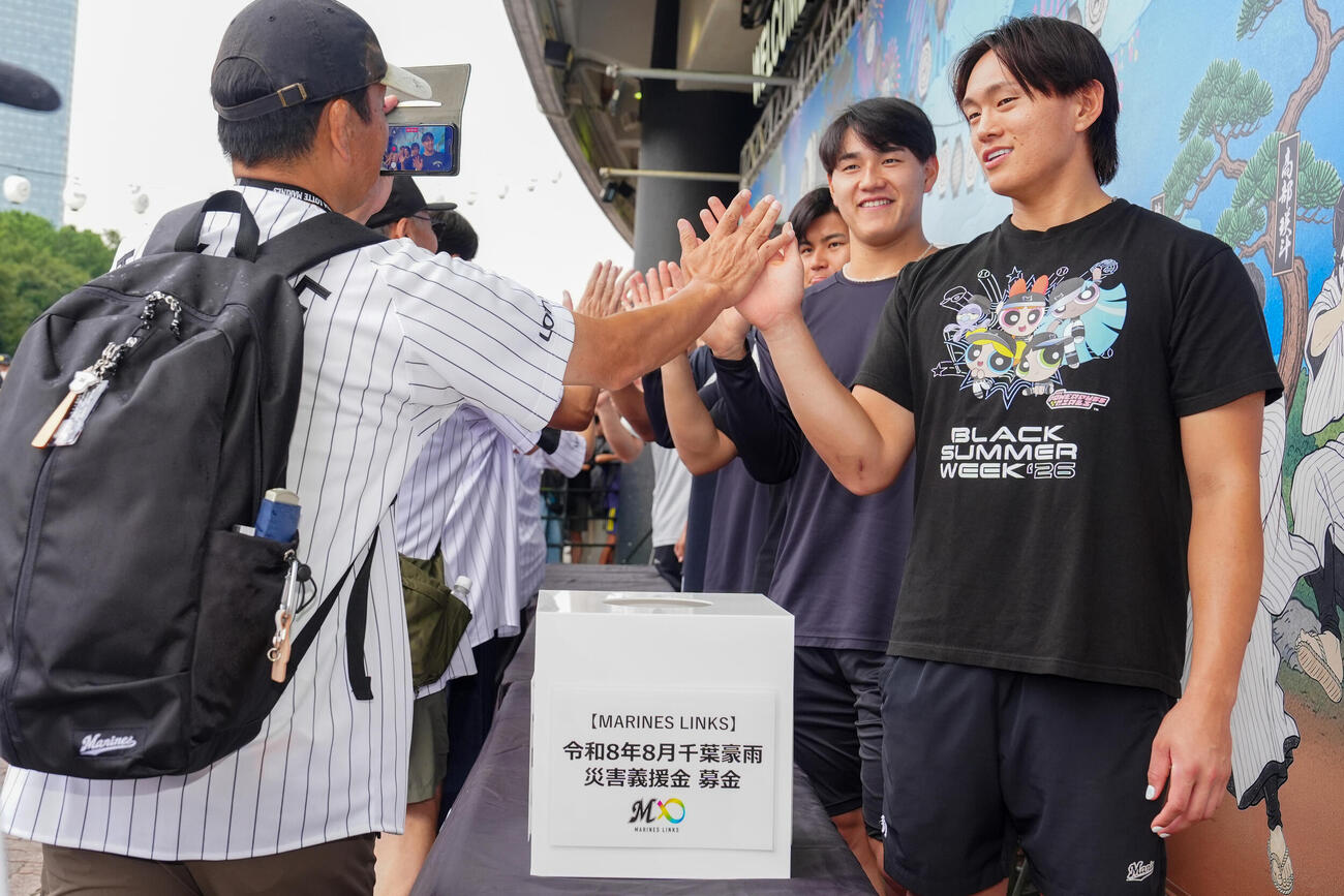 ロッテ対日本ハム　試合前、千葉豪雨災害義援金募金活動を行う山本大斗（右端）らロッテの選手たち（撮影・江口和貴）