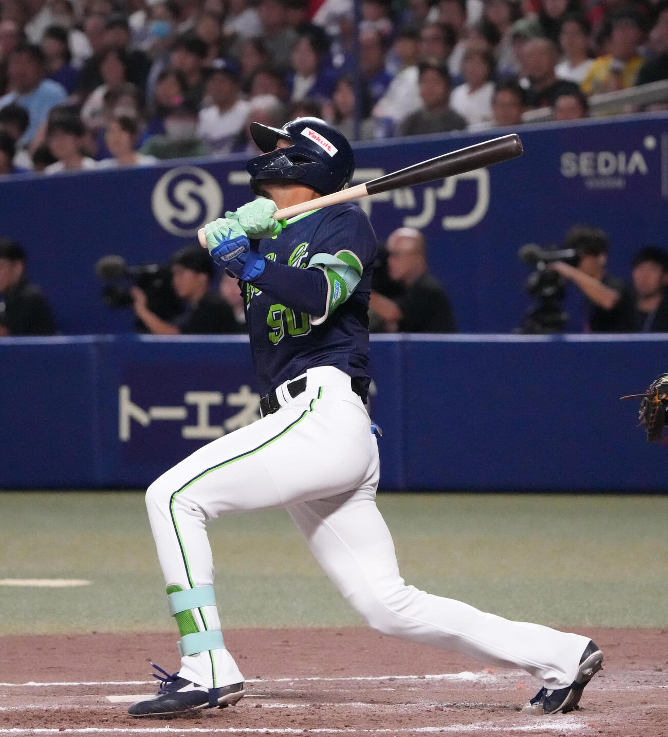 中日対ヤクルト　8回表ヤクルト2死一塁、適時打を放つモンテル（撮影・森本幸一）