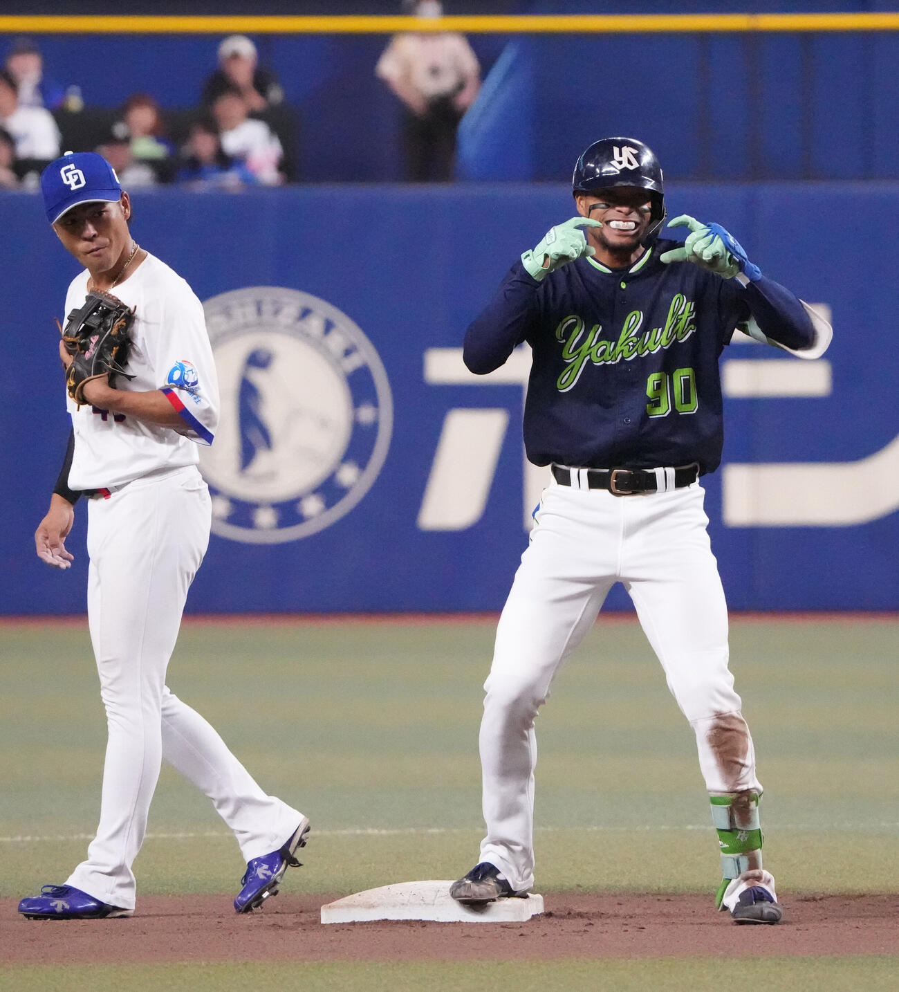 中日対ヤクルト　8回表ヤクルト2死一塁、適時打を放ち送球の間に二塁へ進みベンチへ向かってアピールするモンテル（右）ベースカバーは土田龍空（撮影・森本幸一）