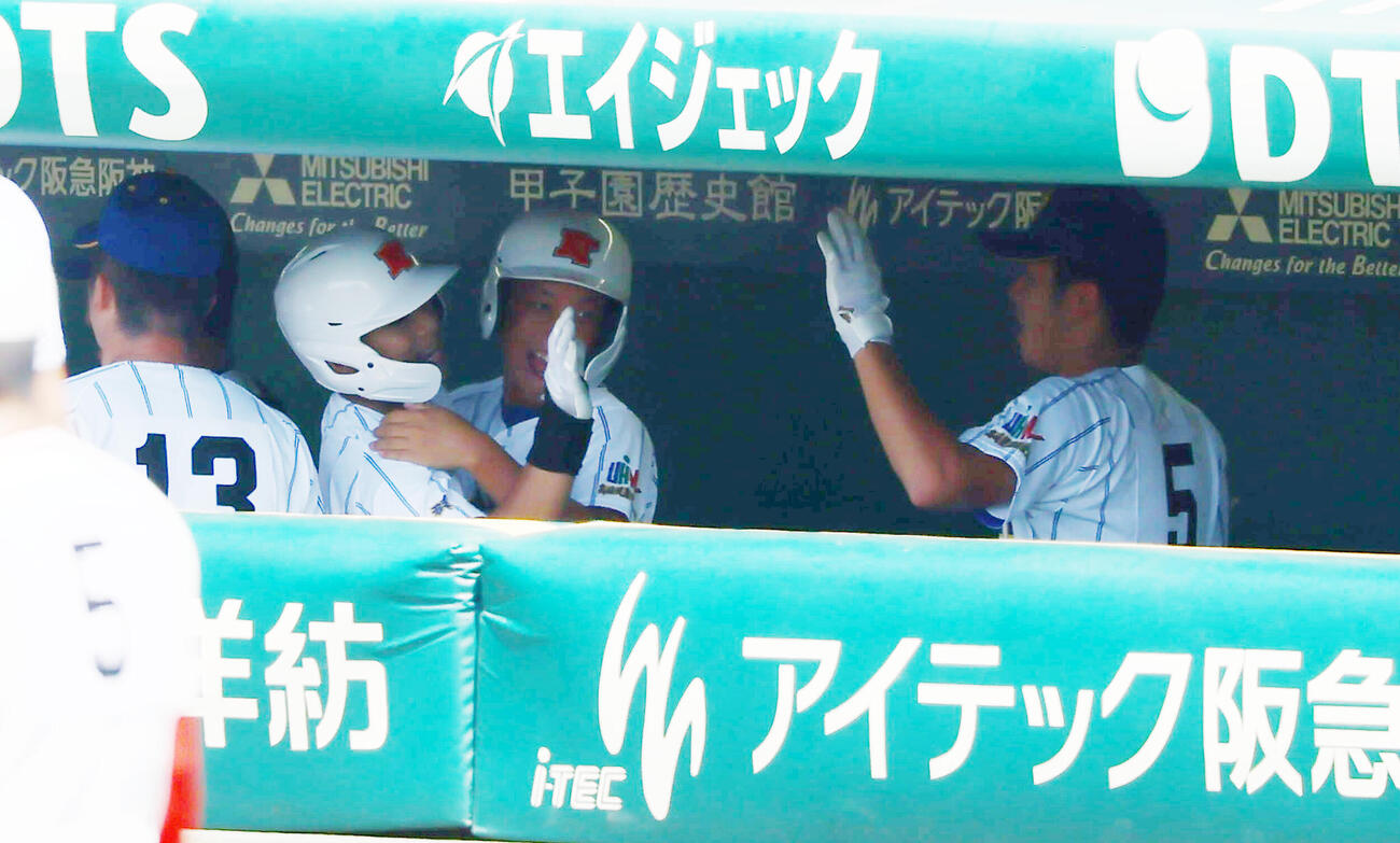 健大高崎対智弁和歌山　8回表健大高崎1死二塁、石田雄星（左）は逆転右越え2点本塁打を放ちベンチの中でナインとタッチする（撮影・加藤哉）