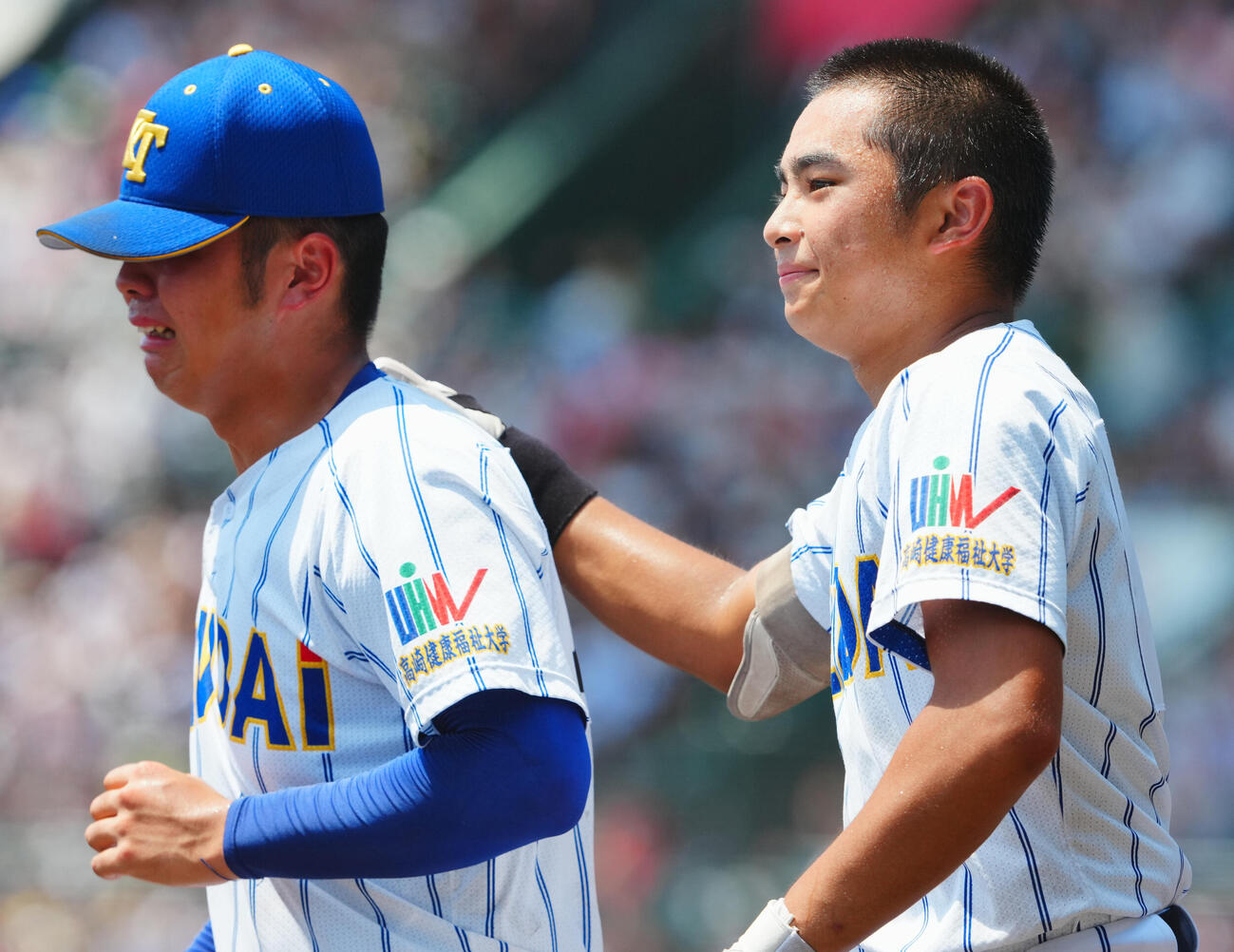 健大高崎対智弁和歌山　惜しくも優勝を逃し涙を流す健大高崎・北田莉玖（左）を支えながらあいさつへ向かう石田雄星（撮影・垰建太）