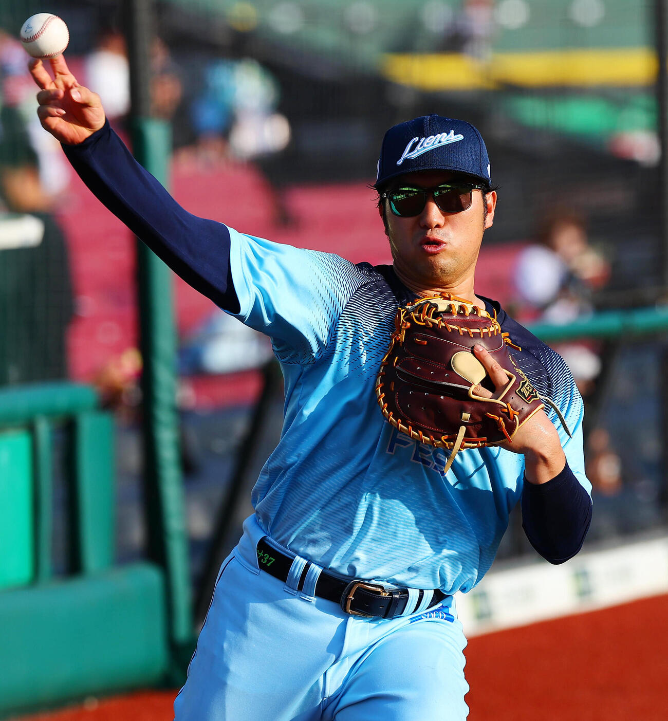 楽天対西武　試合前に練習する西武柘植世那（撮影・野上伸悟）