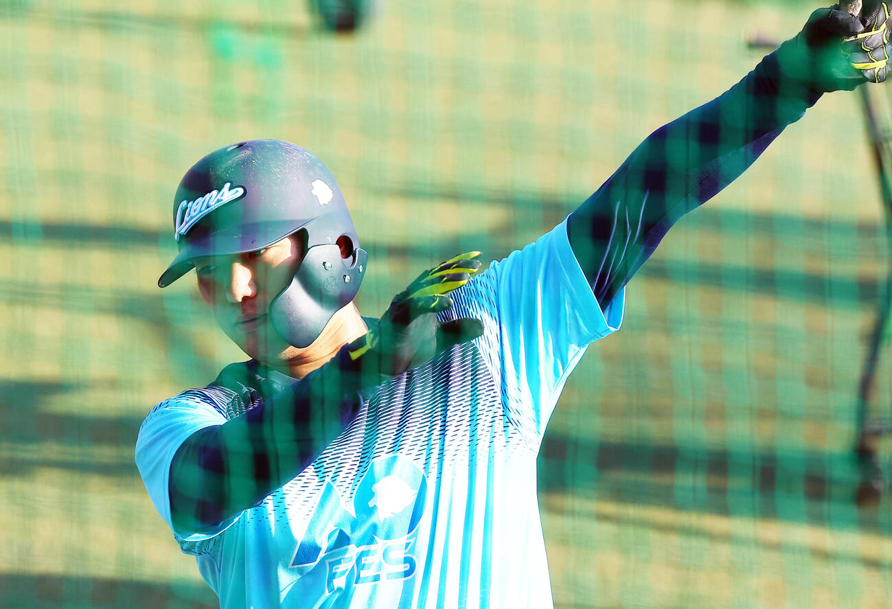 楽天対西武　試合前に練習する西武柘植世那（撮影・野上伸悟）