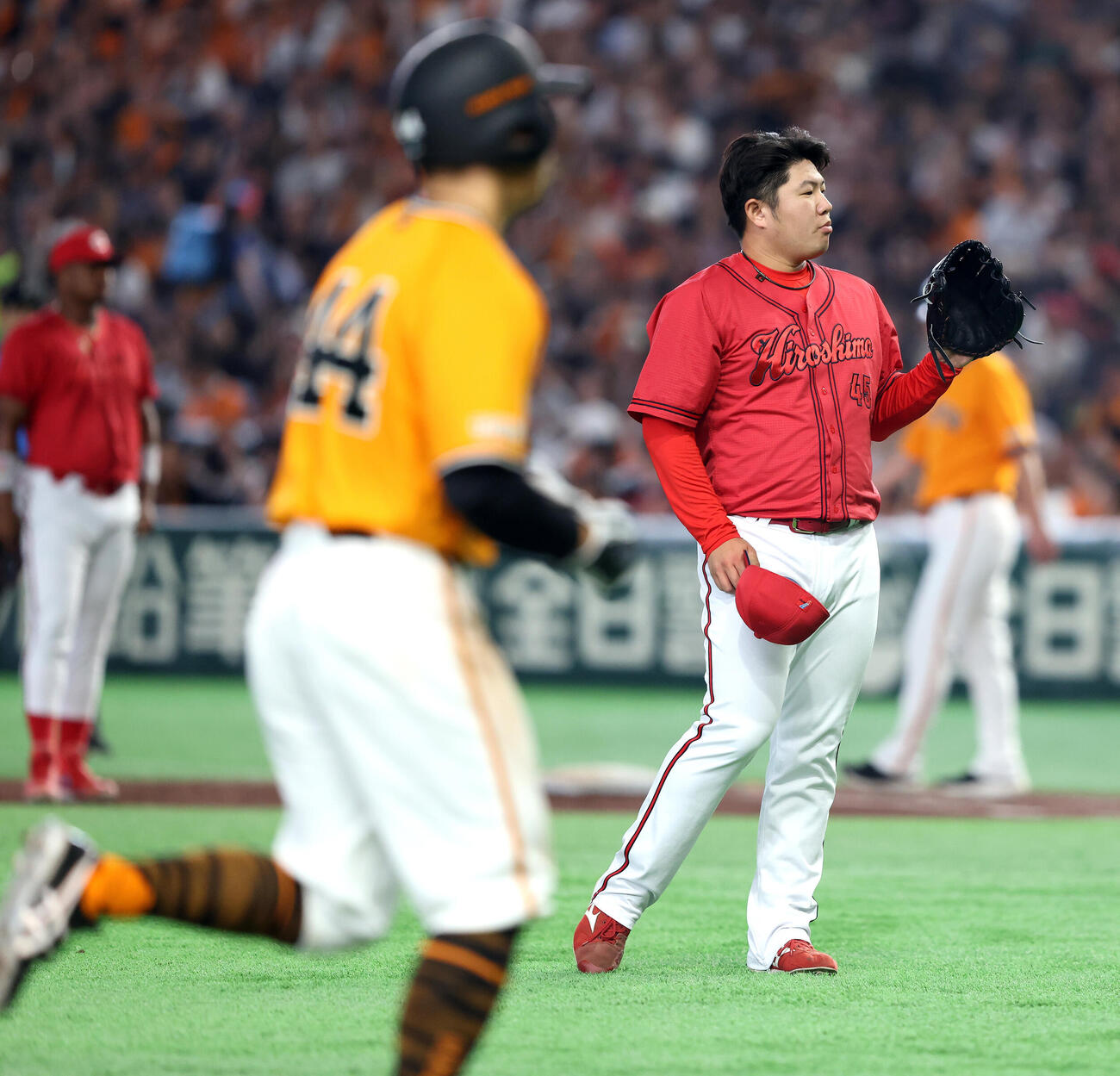 巨人対広島　6回裏巨人1死満塁、松本剛に死球を与え押し出しを許す松本竜也（撮影・河田真司）