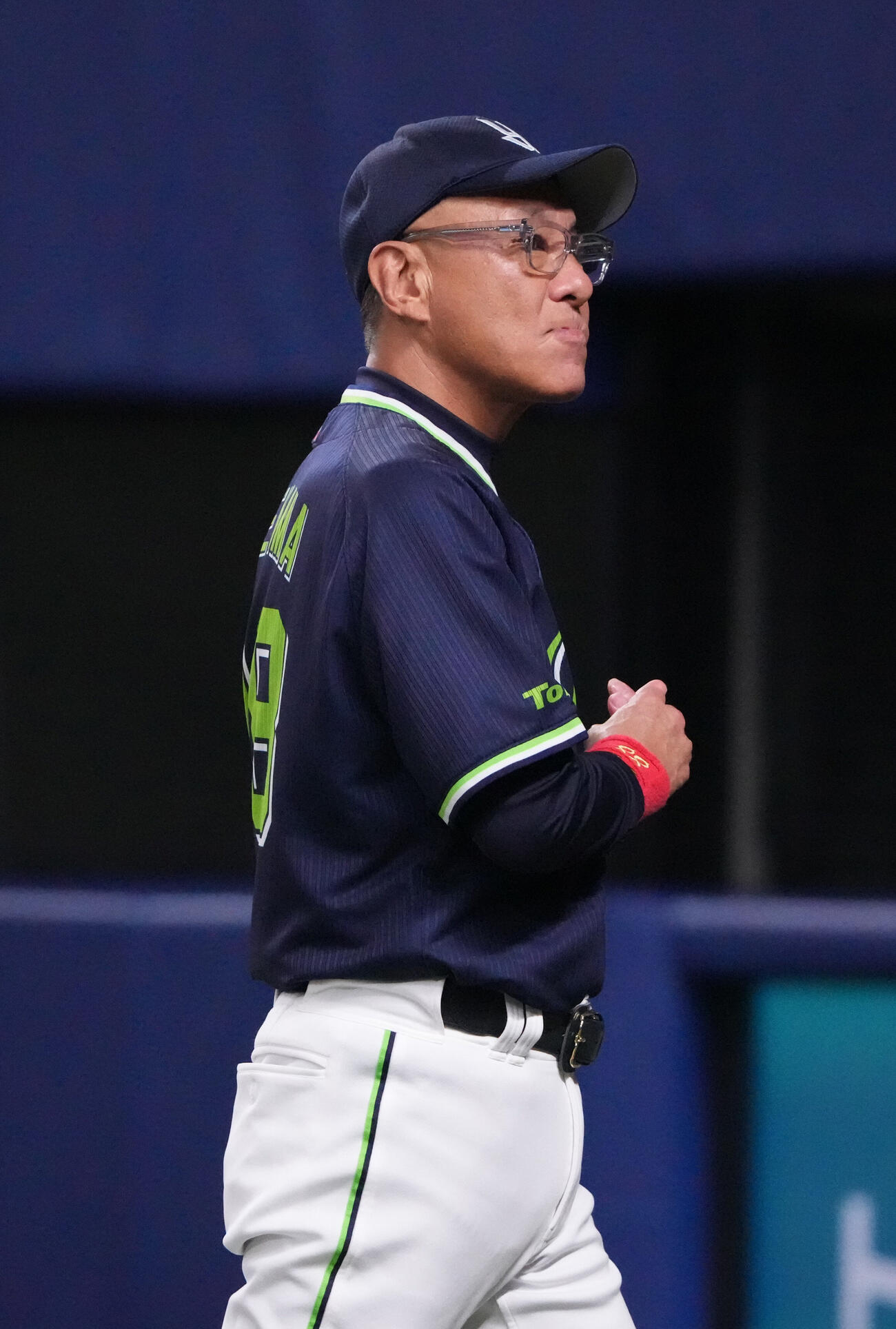 中日対ヤクルト　6回表終了、選手交代を告げベンチへ戻る池山隆寛監督（撮影・森本幸一）
