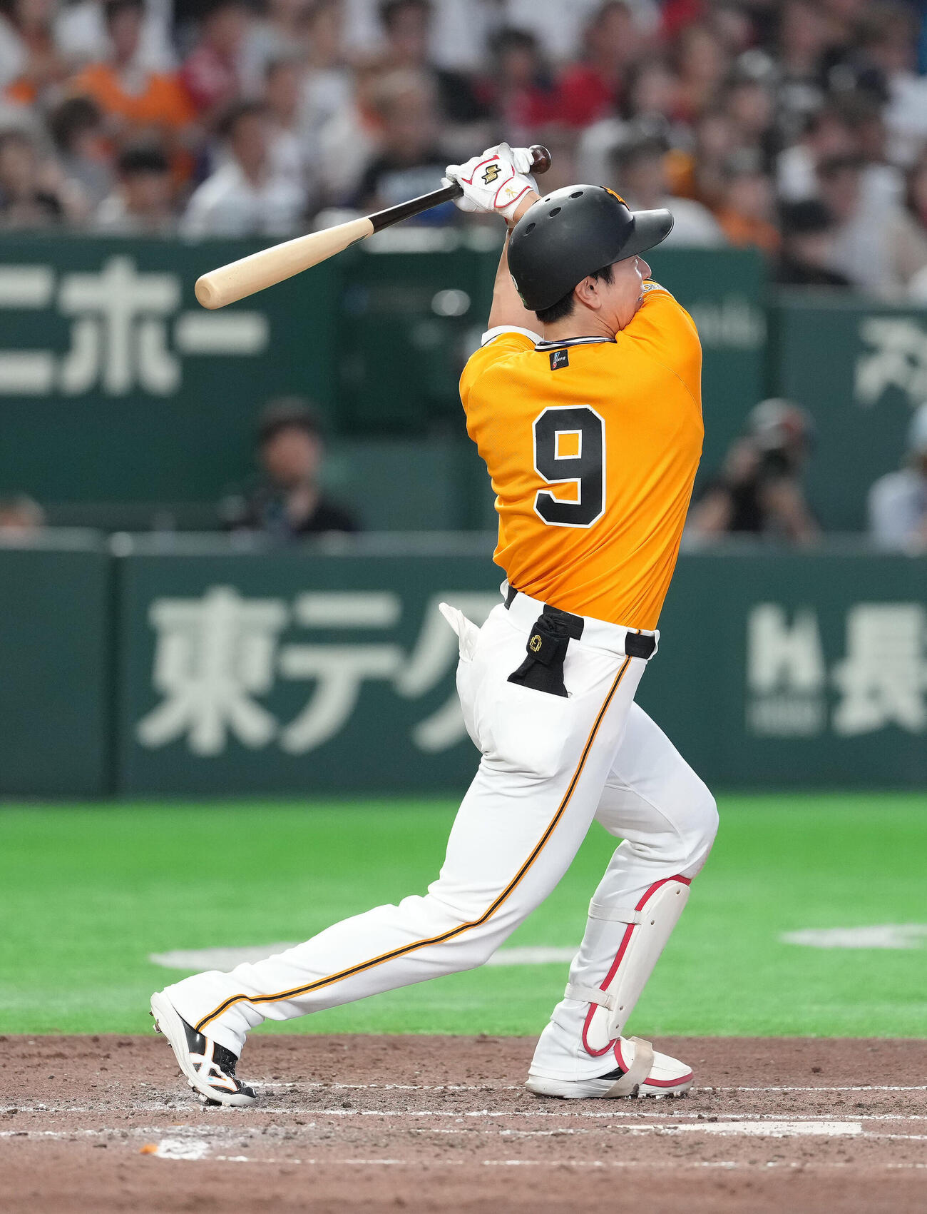 巨人対広島　4回裏巨人2死一塁、松本剛は2点本塁打を放つ（撮影・足立雅史）