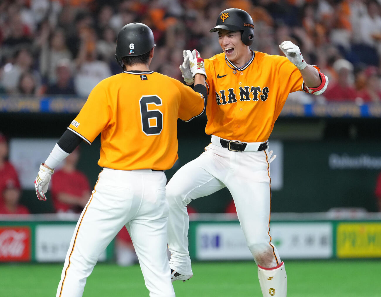 巨人対広島　4回裏巨人2死一塁、松本剛（右）は2点本塁打を放ち坂本勇人とタッチを交わす（撮影・足立雅史）