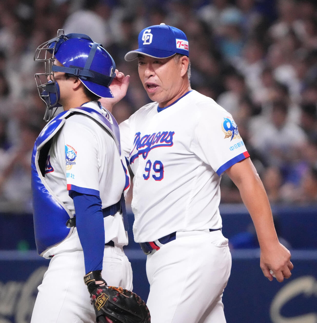 中日対ヤクルト　8回表ヤクルト2死二塁、井上一樹監督（右）は石伊雄太と言葉を交わす（撮影・森本幸一）