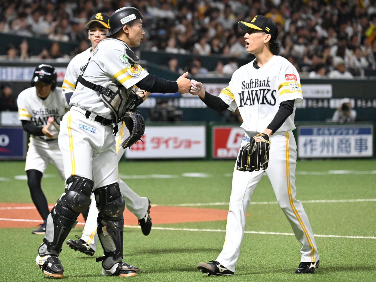 ソフトバンク対オリックス　2回表終了後、グータッチを交わす大津亮介（右）と山本祐大（撮影・林敢治）