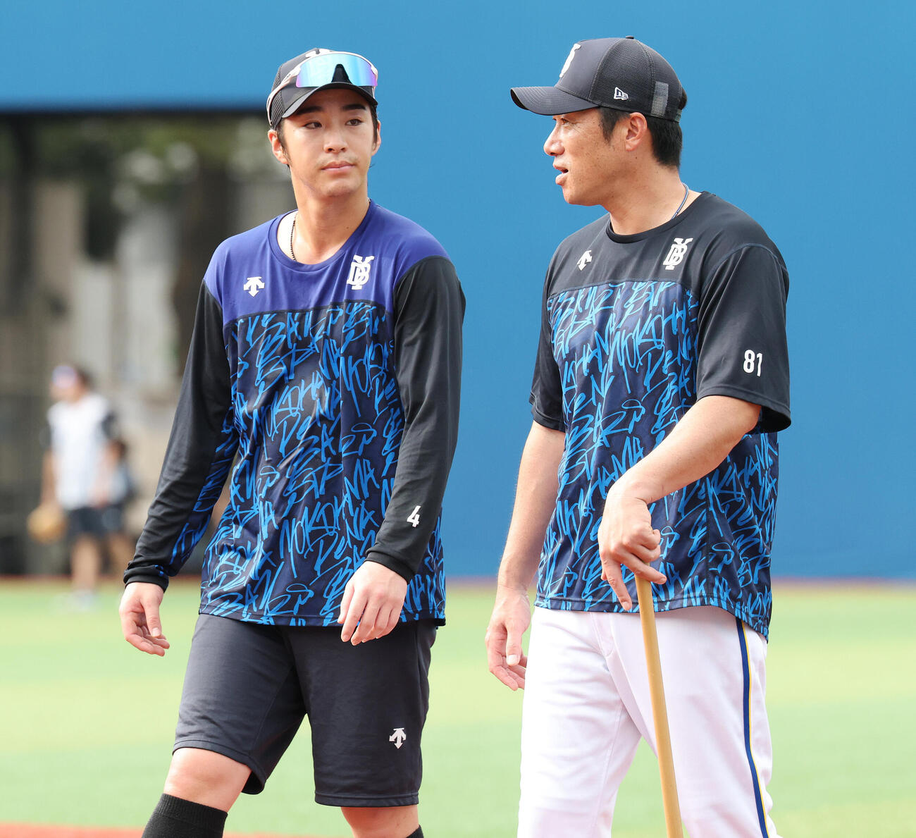 DeNA対阪神　試合前、言葉を交わすDeNA度会隆輝（左）と相川亮二監督（撮影・宮地輝）