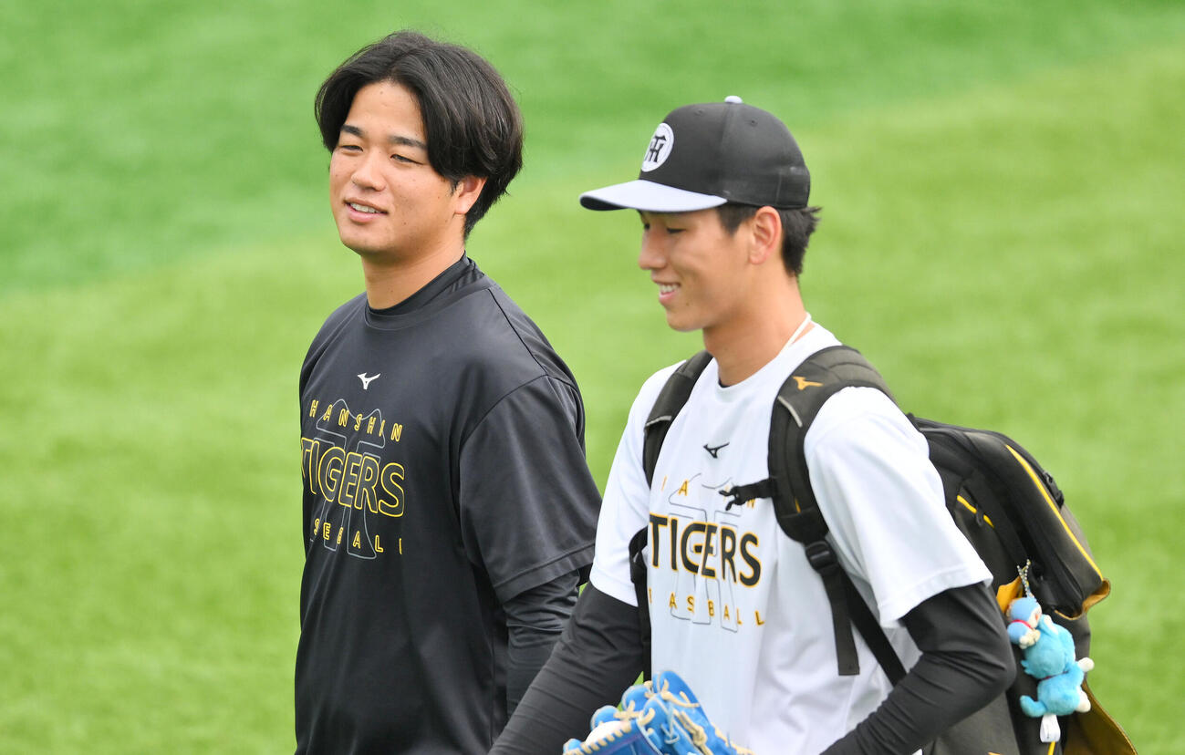 DeNA対阪神　試合前練習のためグラウンドに出る阪神高橋遥人（左）と今朝丸裕喜（撮影・滝沢徹郎）
