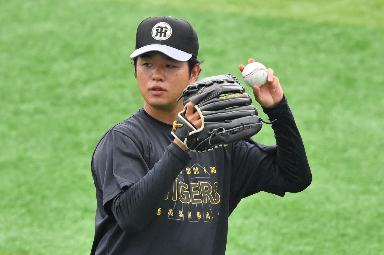 DeNA対阪神　試合前練習で調整する阪神高橋遥人（撮影・滝沢徹郎）