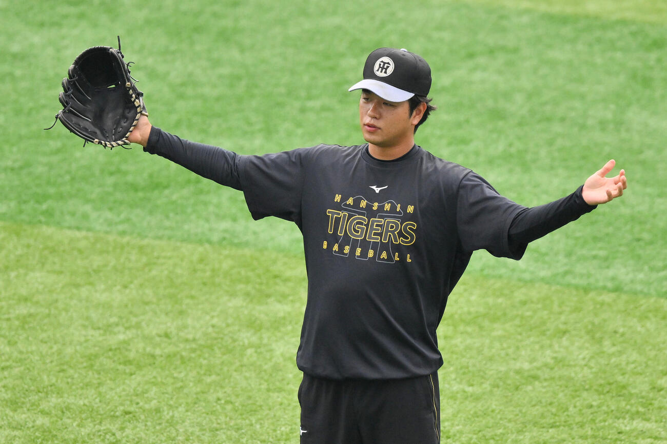 DeNA対阪神　試合前練習で調整する阪神高橋遥人（撮影・滝沢徹郎）
