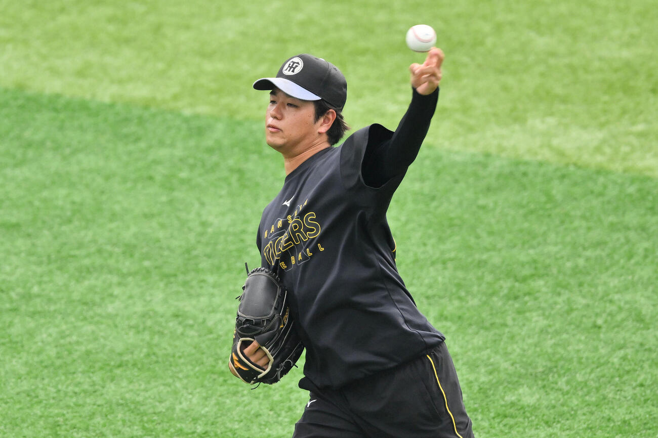 DeNA対阪神　試合前練習で調整する阪神高橋遥人（撮影・滝沢徹郎）