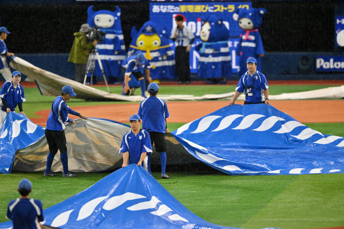 DeNA対阪神　試合前に雨が降りグラウンドにシートがかけられる（撮影・滝沢徹郎）
