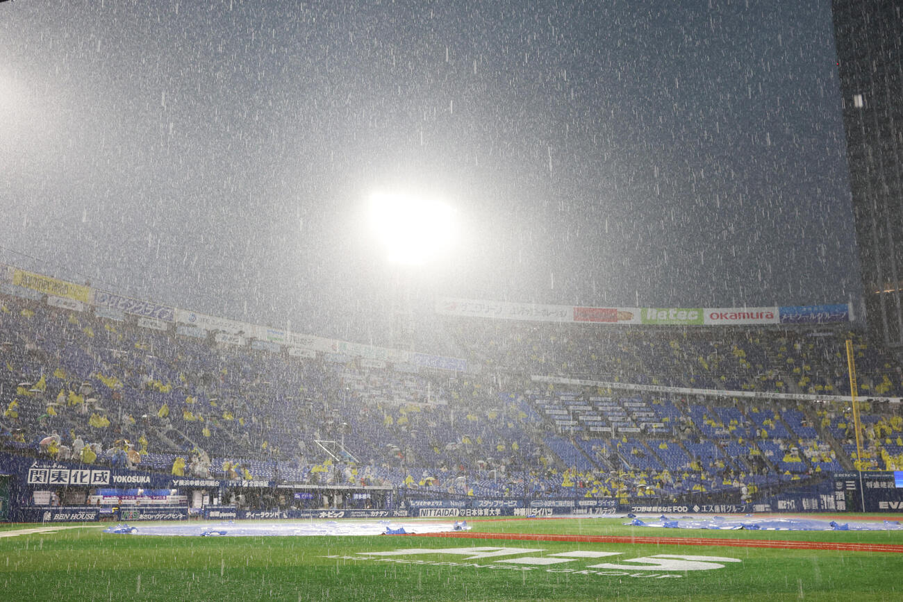 DeNA対阪神　試合前、土砂降りの横浜スタジアム（撮影・宮地輝）
