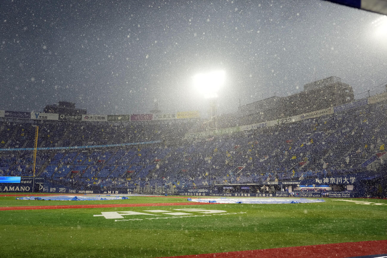 DeNA対阪神　急な雷雨で試合開始時間が遅れる横浜スタジアム（撮影・たえ見朱実）