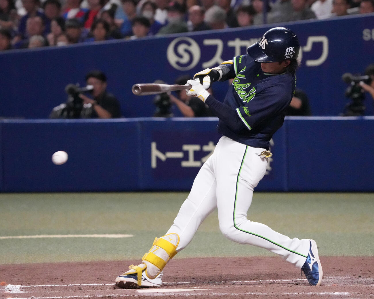 中日対ヤクルト　5回表ヤクルト1死一、二塁、適時打を放つ長岡秀樹（撮影・森本幸一）