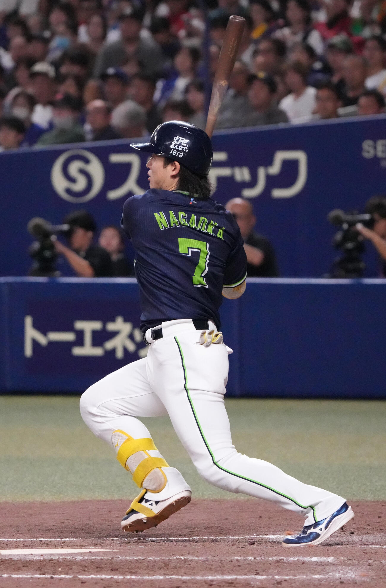 中日対ヤクルト　5回表ヤクルト1死一、二塁、適時打を放つ長岡秀樹（撮影・森本幸一）
