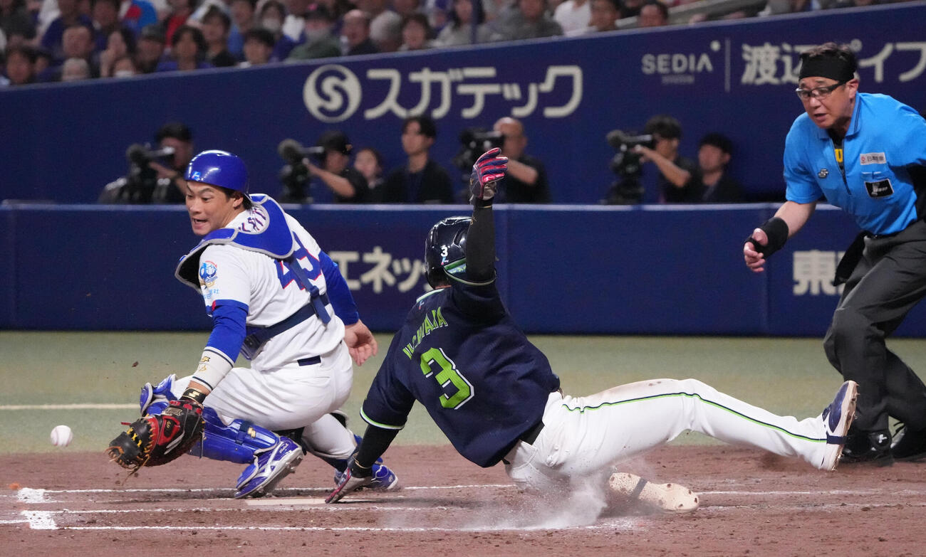 中日対ヤクルト　5回表ヤクルト1死一、二塁、長岡秀樹の適時打で生還する内山壮真（中央）捕手は加藤匠馬（撮影・森本幸一）
