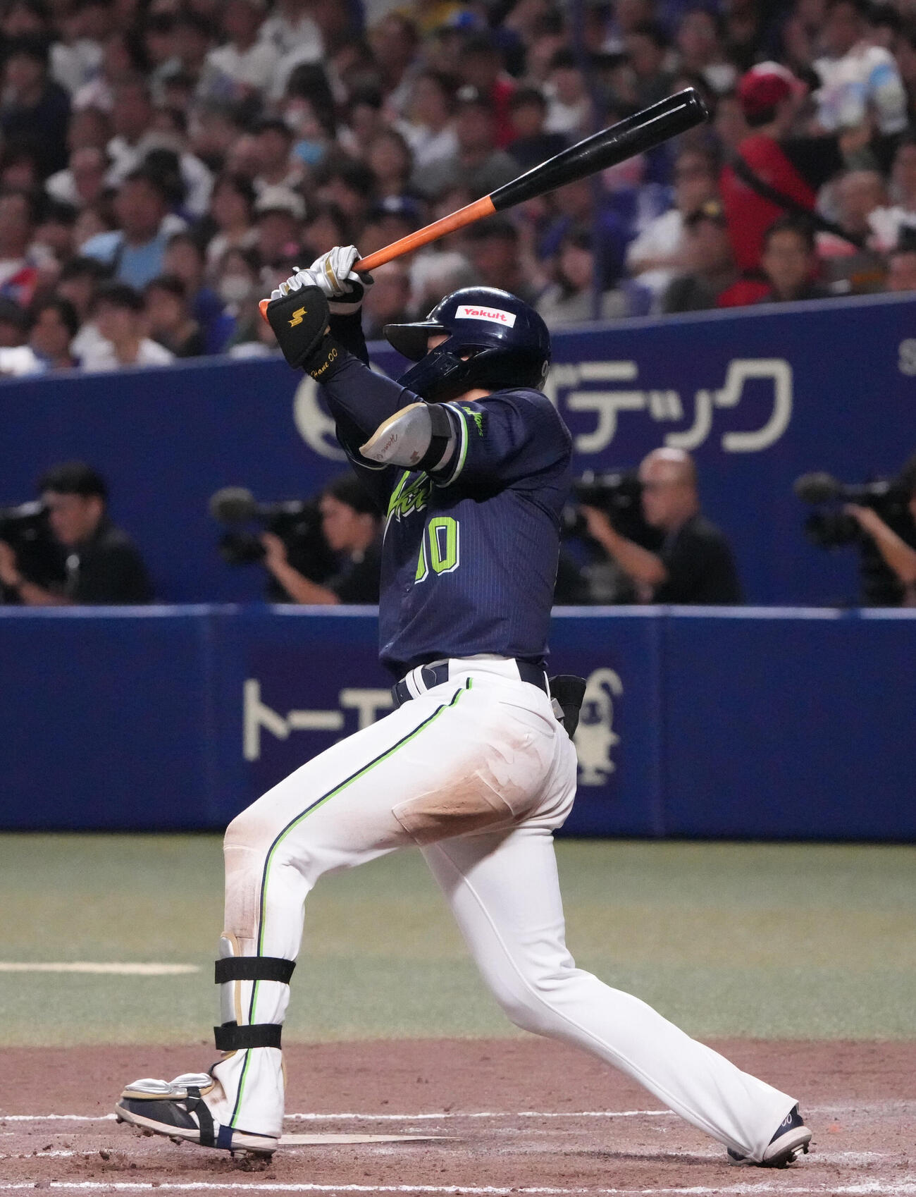 中日対ヤクルト　8回表ヤクルト2死満塁、適時打を放つ赤羽由紘（撮影・森本幸一）