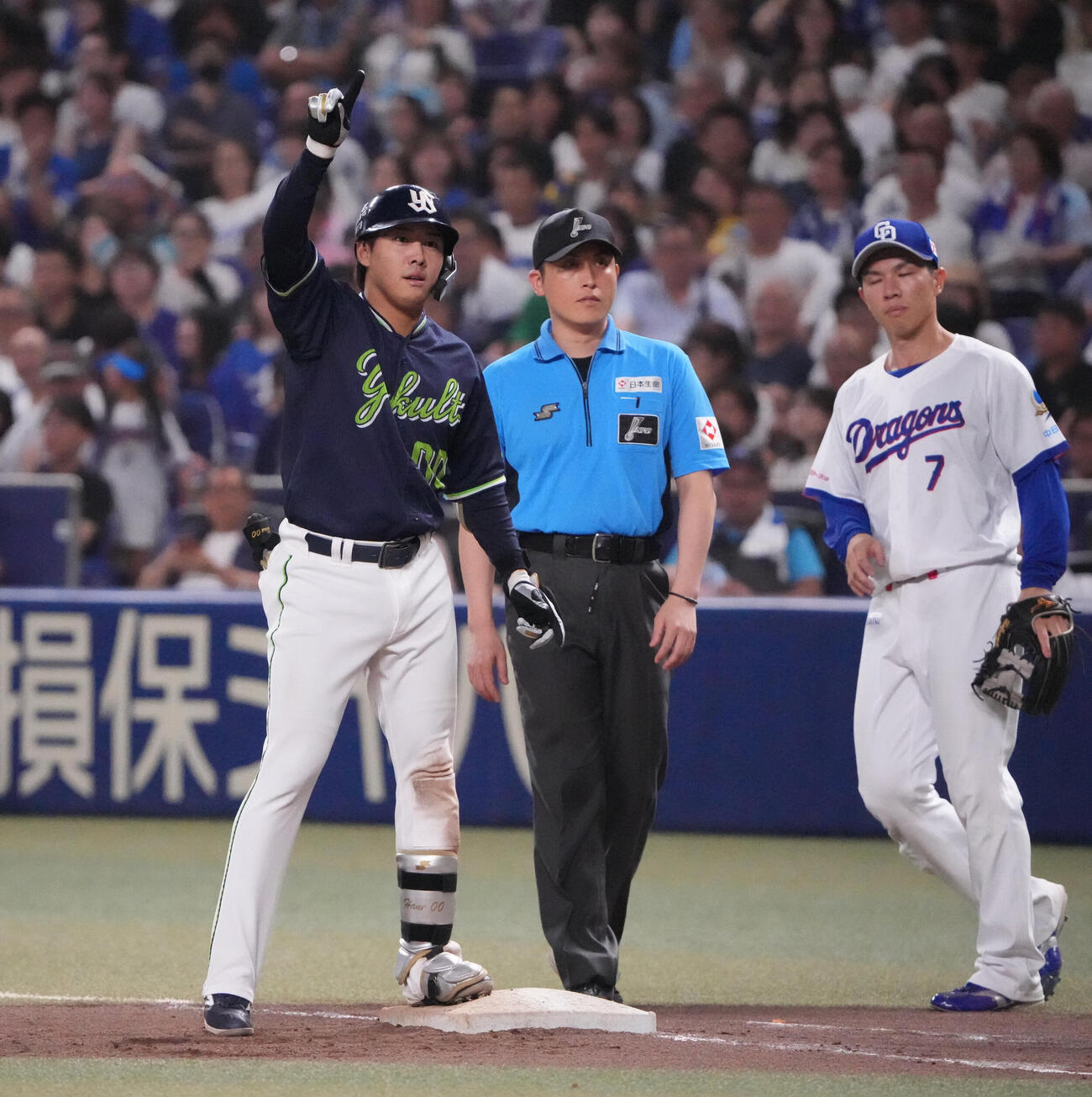 中日対ヤクルト　8回表ヤクルト2死満塁、赤羽由紘（左）は適時打を放ちベンチへ向かってアピールする（撮影・森本幸一）